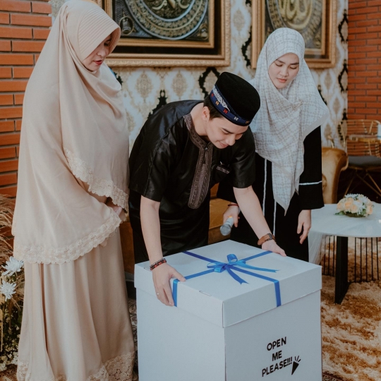 7 Potret Ulang Tahun Alvin Faiz ke-23, Dihadiahi Umrah oleh Sang Istri