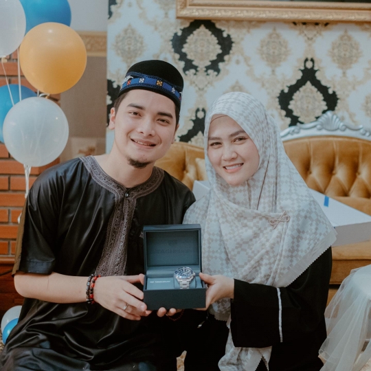 7 Potret Ulang Tahun Alvin Faiz ke-23, Dihadiahi Umrah oleh Sang Istri