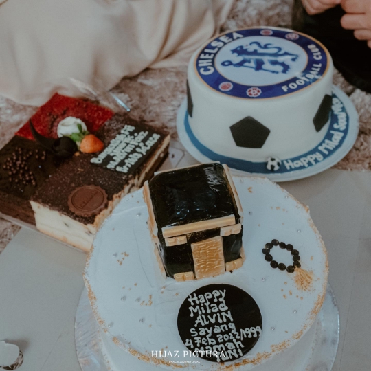 7 Potret Ulang Tahun Alvin Faiz ke-23, Dihadiahi Umrah oleh Sang Istri