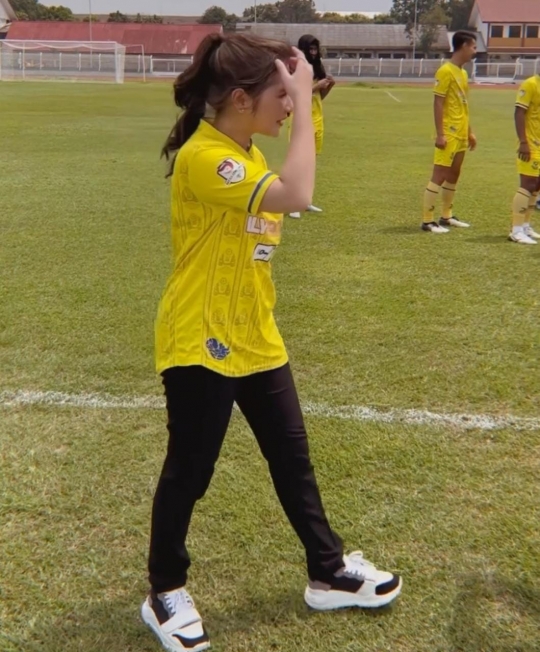 Potret Prilly Latuconsina Dilindungi Bak Princess Saat Berada di Lapangan Sepak Bola