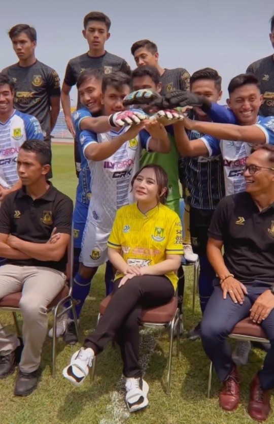 Potret Prilly Latuconsina Dilindungi Bak Princess Saat Berada di Lapangan Sepak Bola