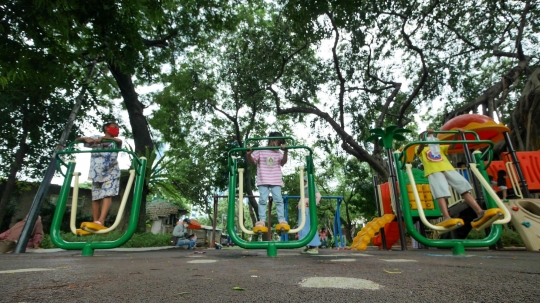 Warga DKI Jakarta Masih Mengabaikan Masker Saat Bermain di Taman