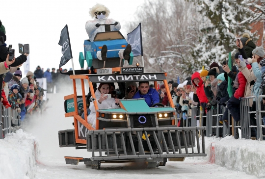 Keseruan Festival Kereta Luncur Sunnyfest di Rusia