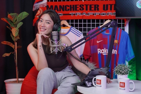 Pesona Harly Valen, Presenter Pertandingan Pingpong Desta Vs Abdel Bikin Meleleh