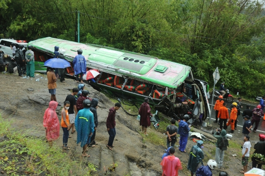 Kondisi Ringsek Bus Hantam Tebing di Bantul, 13 Orang Tewas