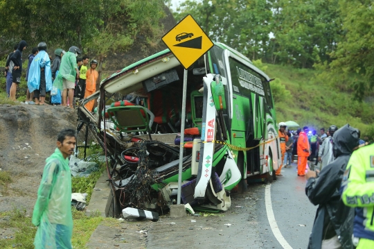 Kondisi Ringsek Bus Hantam Tebing di Bantul, 13 Orang Tewas