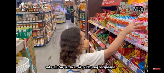 Potret Ussy Sulistiawaty Antar Sheva Sekolah, Pulangnya Langsung Minta ke Supermarket