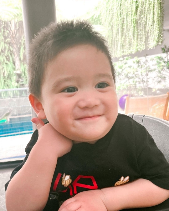 4 Potret Terbaru Baby Athar Anak Citra Kirana Tersenyum, Ekspresinya Super Gemas