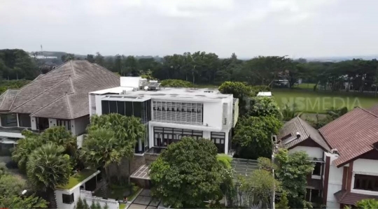 7 Potret Istana Super Megah Momo Geisha di Malang yang Bikin Marshel Widianto Melongo