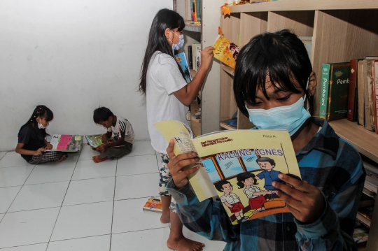 Antusiasme Anak-Anak Baca Buku di Balai Warga Saat PPKM Level 3