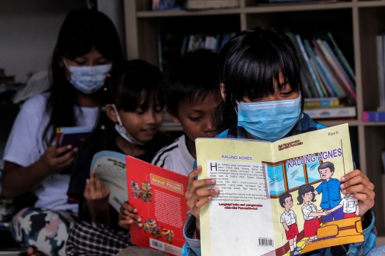 Antusiasme Anak-Anak Baca Buku di Balai Warga Saat PPKM Level 3