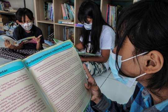 Antusiasme Anak-Anak Baca Buku di Balai Warga Saat PPKM Level 3