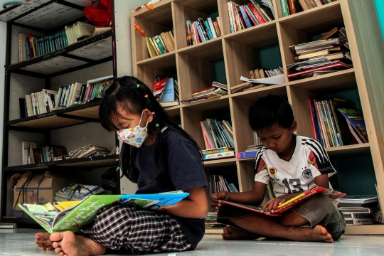 Antusiasme Anak-Anak Baca Buku di Balai Warga Saat PPKM Level 3