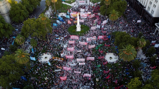 Aksi Ribuan Warga Argentina Berunjuk Rasa Tolak Utang IMF