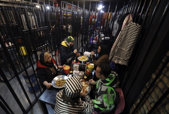 Menikmati Makan Malam Sambil Beramal untuk Tahanan di Restoran Penjara Iran