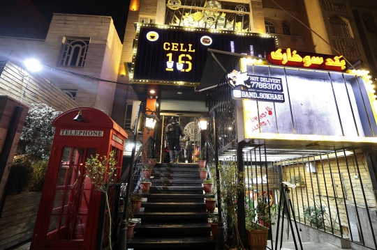 Menikmati Makan Malam Sambil Beramal untuk Tahanan di Restoran Penjara Iran