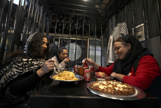 Menikmati Makan Malam Sambil Beramal untuk Tahanan di Restoran Penjara Iran