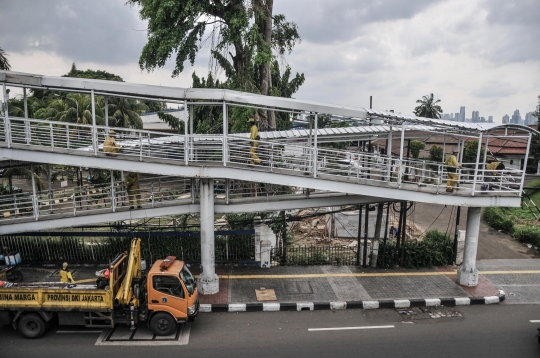 Perbaikan JPO Otista Pascatertimpa Pohon Tumbang