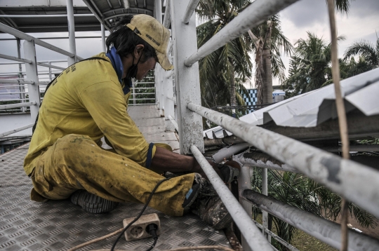 Perbaikan JPO Otista Pascatertimpa Pohon Tumbang