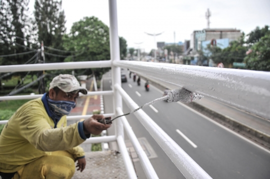 Perbaikan JPO Otista Pascatertimpa Pohon Tumbang