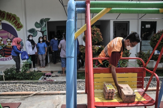 Warga Berburu Pangan Murah di RPTRA