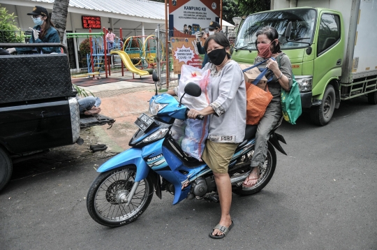 Warga Berburu Pangan Murah di RPTRA