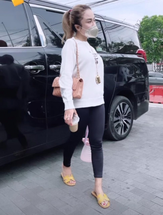 Medina Zein Ubah Gaya Rambut Usai Lepas Hijab, Kini Blonde dan Berponi