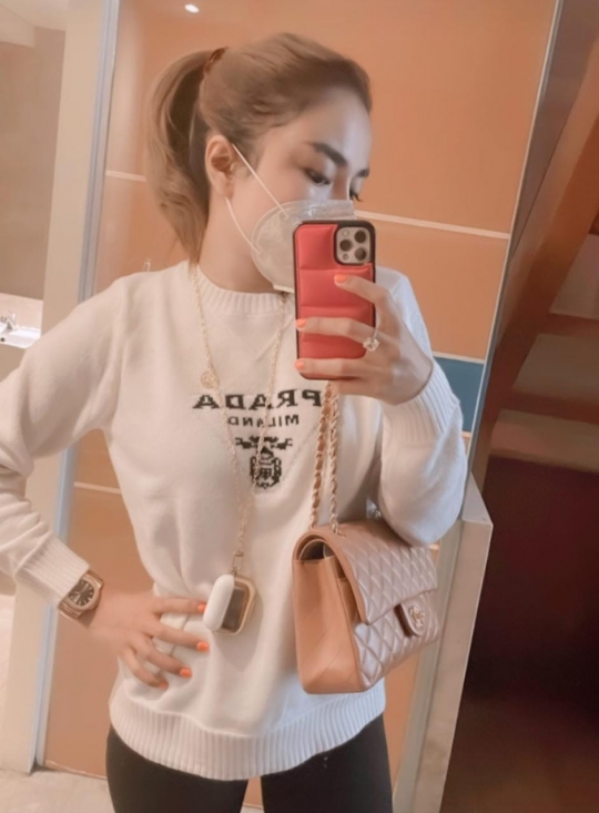 Medina Zein Ubah Gaya Rambut Usai Lepas Hijab, Kini Blonde dan Berponi