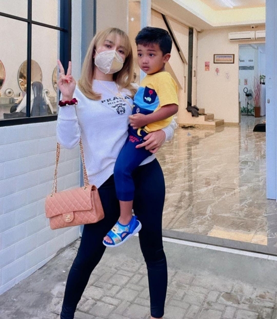 Medina Zein Ubah Gaya Rambut Usai Lepas Hijab, Kini Blonde dan Berponi