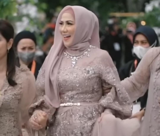 Pesona Venna Melinda saat Dilamar Ferry Irawan Curi Perhatian, Kecantikannya Dipuji