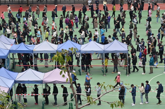 Antrean Tes Covid di Hong Kong Mengular usai Lonjakan Kasus Aktif