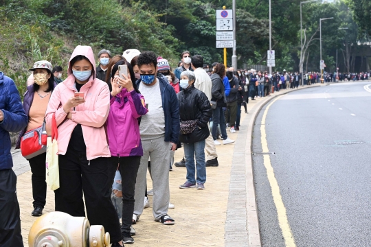 Antrean Tes Covid di Hong Kong Mengular usai Lonjakan Kasus Aktif