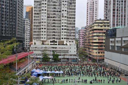 Antrean Tes Covid di Hong Kong Mengular usai Lonjakan Kasus Aktif