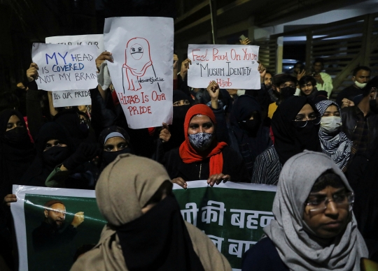 Aksi Perempuan Muslim India Protes Larangan Hijab di Sekolah