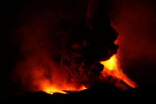 Dahsyatnya Letusan Gunung Etna di Italia