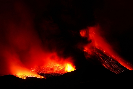 Dahsyatnya Letusan Gunung Etna di Italia