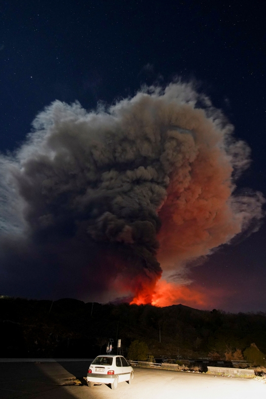 Dahsyatnya Letusan Gunung Etna di Italia