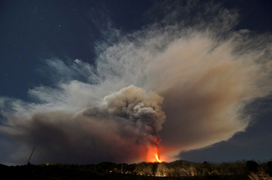 Dahsyatnya Letusan Gunung Etna di Italia
