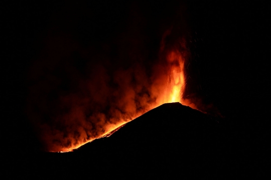 Dahsyatnya Letusan Gunung Etna di Italia