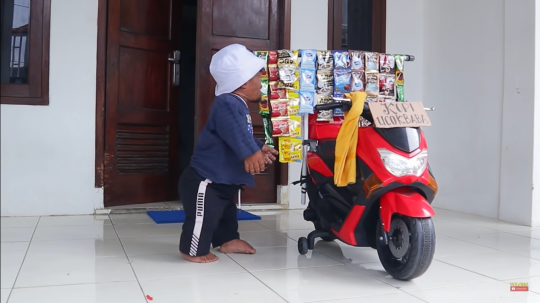 Ucok Baba Beralih Profesi Menjadi Tukang Kopi Keliling Pakai Motor