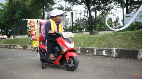 Ucok Baba Beralih Profesi Menjadi Tukang Kopi Keliling Pakai Motor
