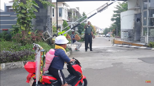Ucok Baba Beralih Profesi Menjadi Tukang Kopi Keliling Pakai Motor