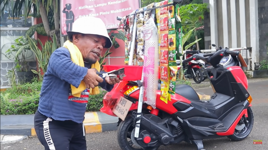 Ucok Baba Beralih Profesi Menjadi Tukang Kopi Keliling Pakai Motor