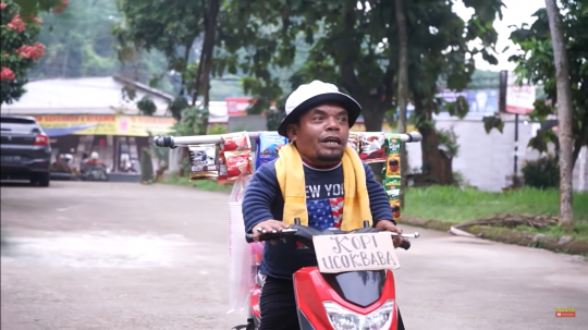 Ucok Baba Beralih Profesi Menjadi Tukang Kopi Keliling Pakai Motor
