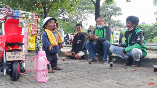 Ucok Baba Beralih Profesi Menjadi Tukang Kopi Keliling Pakai Motor