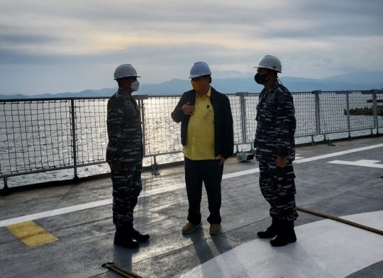Airlangga Tinjau KRI Teluk Palu-523 di Galangan Kapal yang Diresmikan Ayahnya