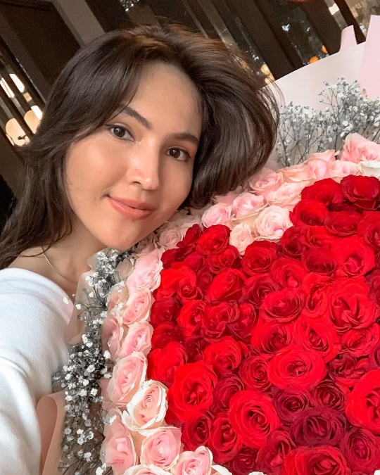 So Sweet! 5 Potret Olivia Jensen Dapat Kejutan Romantis dari Suami