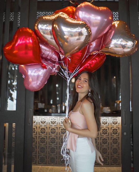 So Sweet! 5 Potret Olivia Jensen Dapat Kejutan Romantis dari Suami