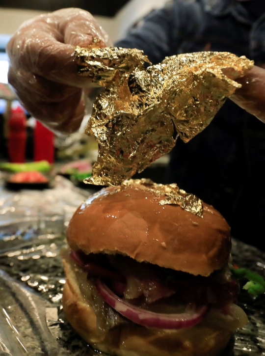 Mencicipi Burger Mewah Berselimut Emas di Mesir