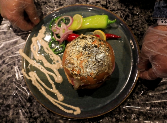 Mencicipi Burger Mewah Berselimut Emas di Mesir